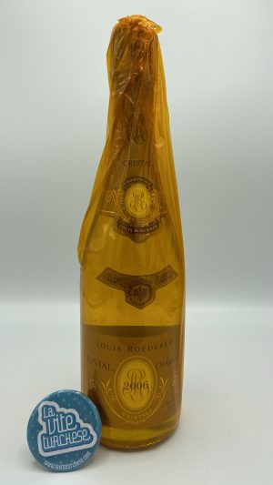 Sparkling wine Champagne France classic method refined aristocratic vintage fine perlage obtained with chardonnay grapes and pinot noire perfect with fish and caviar