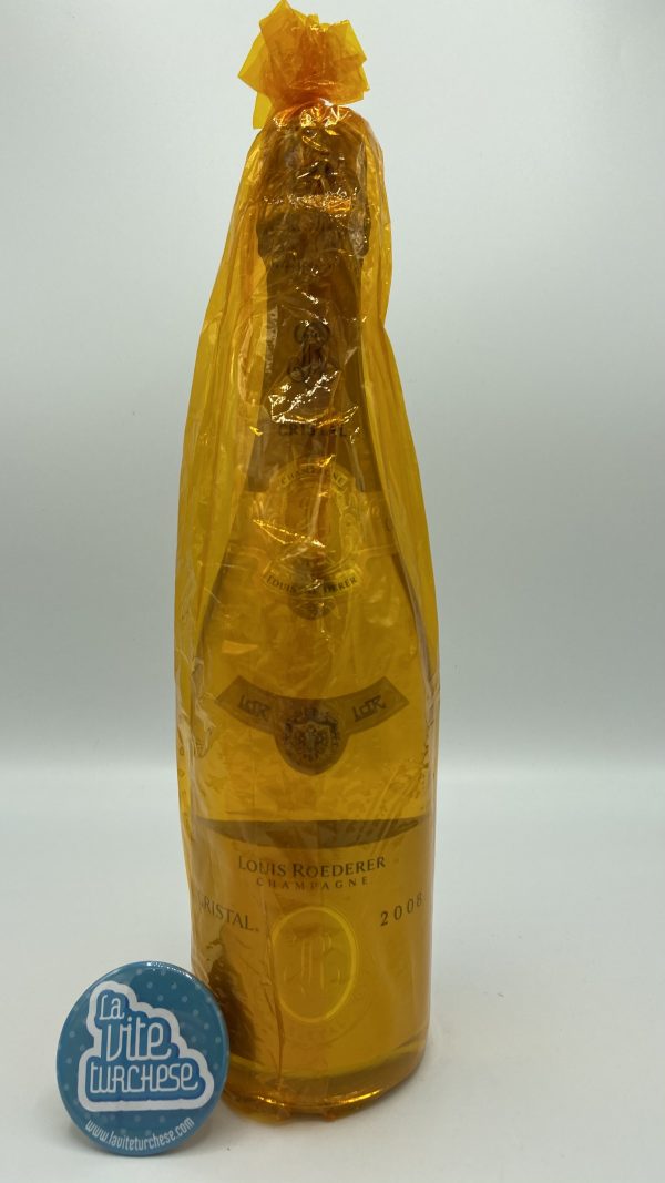 Sparkling wine Champagne France classic method refined aristocratic vintage fine perlage obtained with chardonnay grapes and pinot noire perfect with fish and caviar