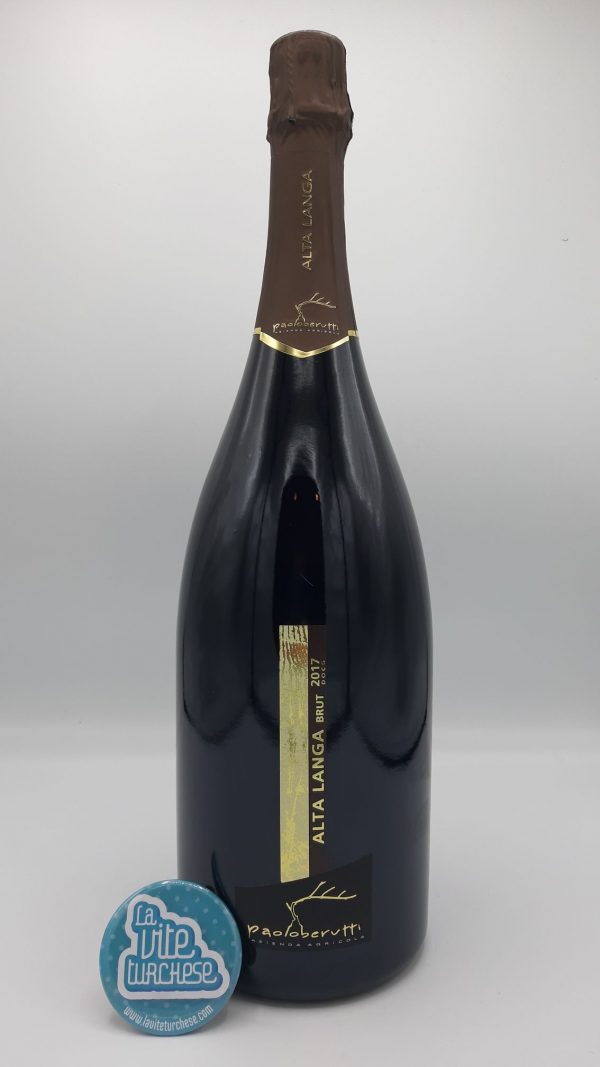 sparkling wine Alta Langa Piemonte DOCG Santo Stefano Belbo classic method traditional boutique crunchy perlage fresh aperitif made with Pinot Nero grapes perfect with appetizers and fish