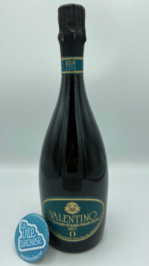 classic method sparkling wine Monforte d'Alba Langhe Piedmont Unesco 120 months on vintage yeast freshness obtained with chardonnay grapes perfect with fish