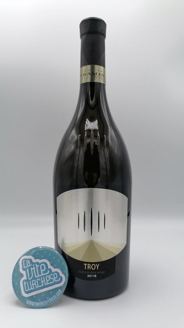 Tramin – Troy Chardonnay Riserva prodotto con solo uva Chardonnay in 6000 bottiglie, affinato in barrique per 11 mesi.