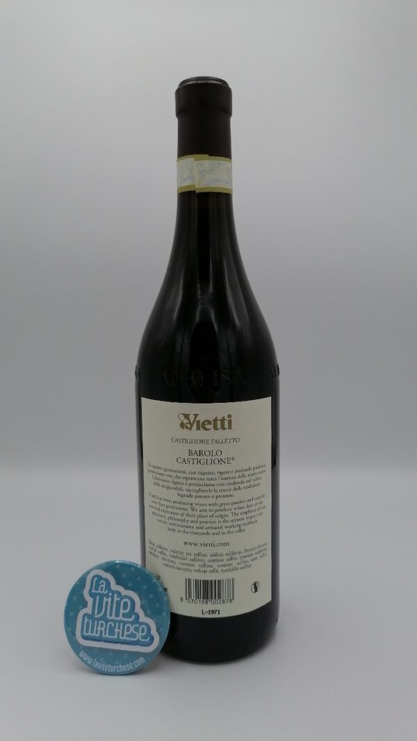 Vietti - Barolo Castiglione produced by blending different vineyards divided among the various 11 communes of the Barolo appellation.
