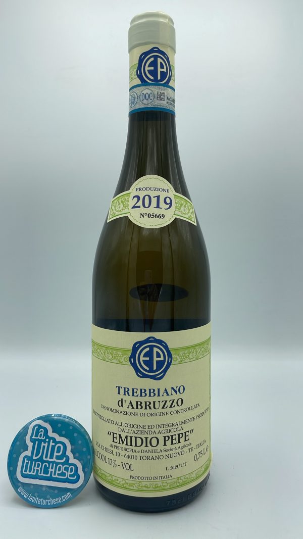 Emidio Pepe – Trebbiano d'Abruzzo prodotto in stile organico con vinificazione con le fecce fini in vasche di cemento.