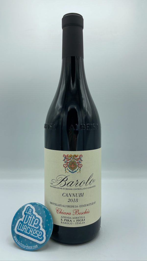Chiara Boschis – Barolo Cannubi prodotto nella vigna più importante di Barolo, viene affinato per 24 mesi in rovere.