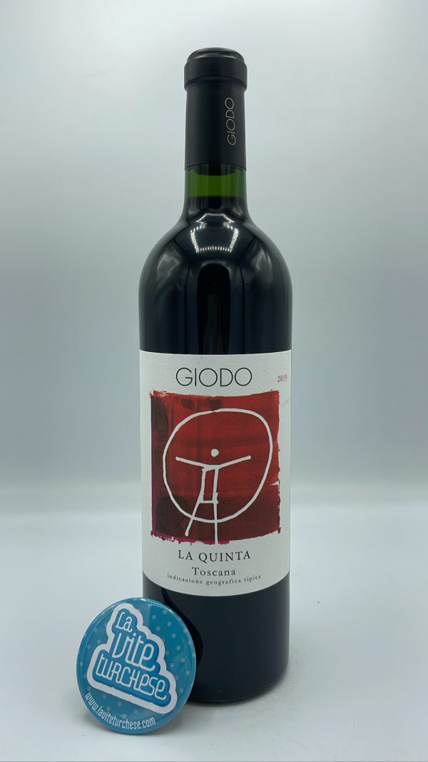 Giodo – La Quinta Toscana Igt prodotto nell'omonima vigna con uva Sangiovese, ha svolto l'affinamento più breve di un anno in botte.