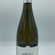 Riboli - Metodo Classico Blanc de Blanc Extra Brut Riboli – Metodo Classico Blanc de Blanc Extra Brut prodotto con solo uva Chardonnay a Santo Stefano Belbo, 20 mesi affinato sui lieviti.