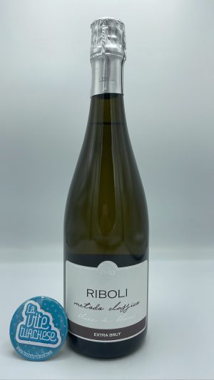Riboli – Metodo Classico Blanc de Blanc Extra Brut prodotto con solo uva Chardonnay a Santo Stefano Belbo, 20 mesi affinato sui lieviti.