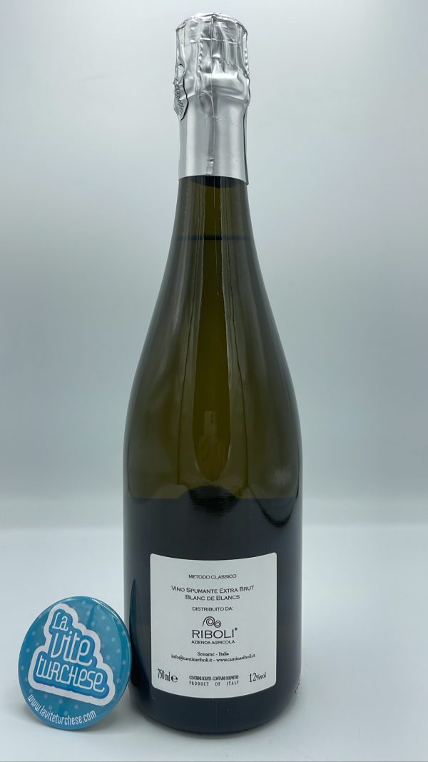 Riboli - Metodo Classico Blanc de Blanc Extra Brut - back Riboli – Metodo Classico Blanc de Blanc Extra Brut prodotto con solo uva Chardonnay a Santo Stefano Belbo, 20 mesi affinato sui lieviti.