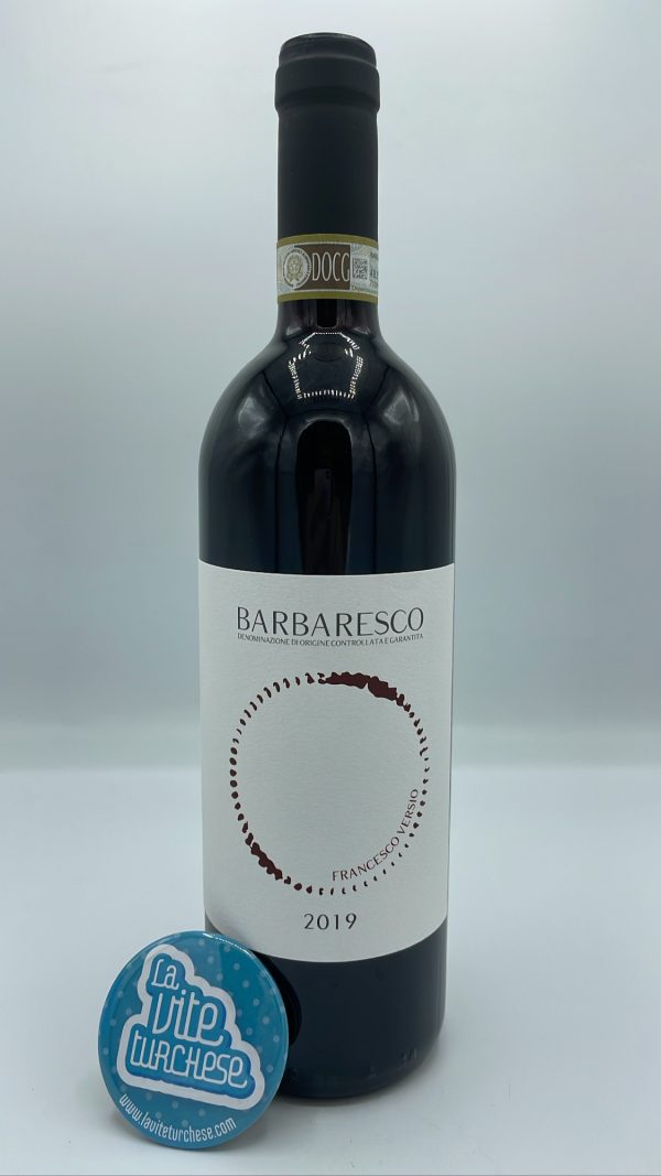 Francesco Versio – Barbaresco DOCG prodotto tra la vigna San Cristoforo e Currà di Neive, viene invecchiato in tonneau e botti grandi per 15 mesi.