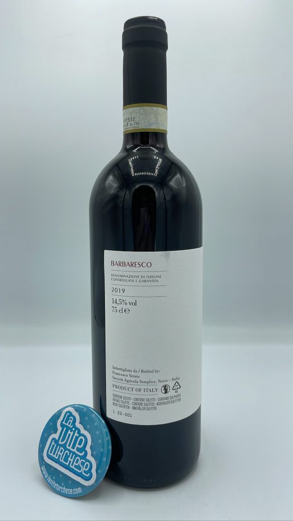 Francesco Versio - Barbaresco DOCG produced between the San Cristoforo vineyard and Currà di Neive, is aged in tonneau and large barrels for 15 months.
