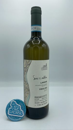 Giovanni Almondo - Langhe Bianco Sassi e Sabbia produced from Riesling grapes at Montà d'Alba in Roero, vinified between steel and cement.