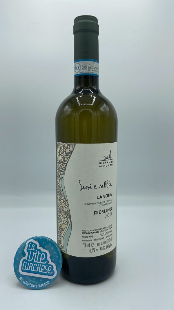 Giovanni Almondo – Langhe Bianco Sassi e Sabbia prodotto con uva Riesling a Montà d'Alba nel Roero, vinificato tra acciaio e cemento.