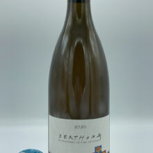 Vigneti Massa – Derthona Bianco prodotto con uva Timorasso nei colli tortonesi in Piemonte, dal pioniere Walter Massa. Vinificazione in acciaio.