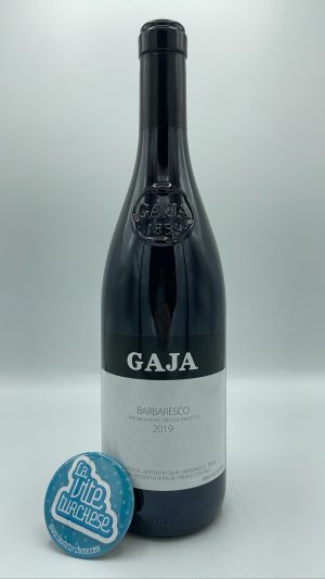 Gaja – Barbaresco DOCG prodotto con 14 vigne situate a Barbaresco, vinificato separatamente in botti diverse per 12 mesi.