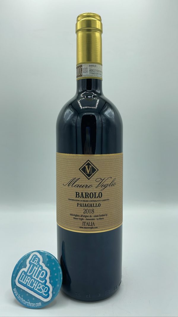 Mauro Veglio – Barolo Paiagallo prodotto nell'omonima vigna situata a Barolo, invecchiato per 24 mesi in botti da 3000 litri.