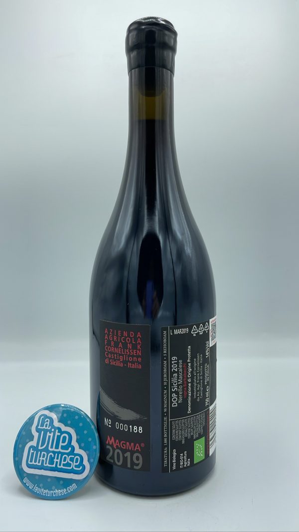Frank Cornelissen – Magma vigna Barbabecchi DOP Sicilia – 2019 - back Frank Cornelissen – Magma vigna Barbabecchi DOP Sicilia prodotto solamente nelle migliori annate con piante di 100 anni a piede franco. 2000 bottiglie.