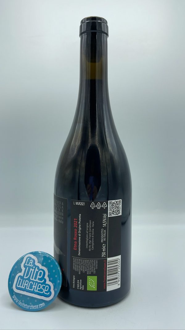 Frank Cornelissen - Munjebel Etna Rosso è il risultato dell'assemblaggio delle diverse contrade, vinificate in vasche di vetro resina.