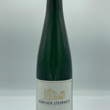 Günther Steinmetz – Riesling Piesporter Goldtröpfchen – 2016 Günther Steinmetz – Riesling Piesporter Goldtröpfchen prodotto nell'omonima vigna situata in Mosella, considerata la migliore per l'esposizione anfiteatro.