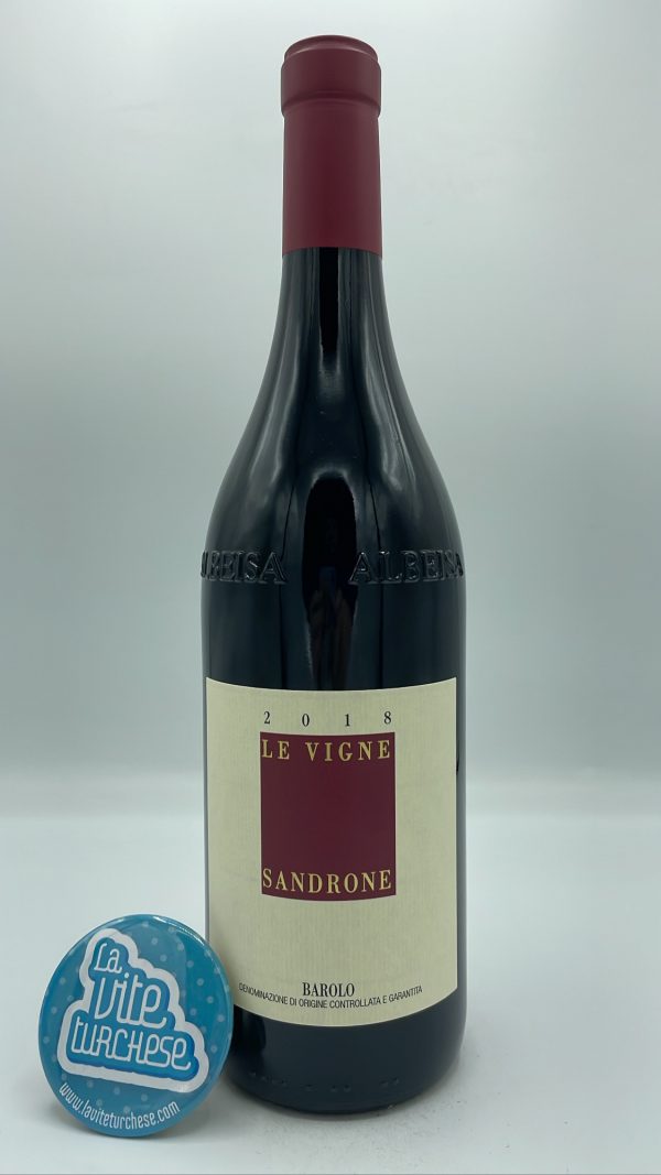 Sandrone – Barolo Le Vigne prodotto con l'assemblaggio di diverse parcelle situate in più comuni della denominazione Barolo.
