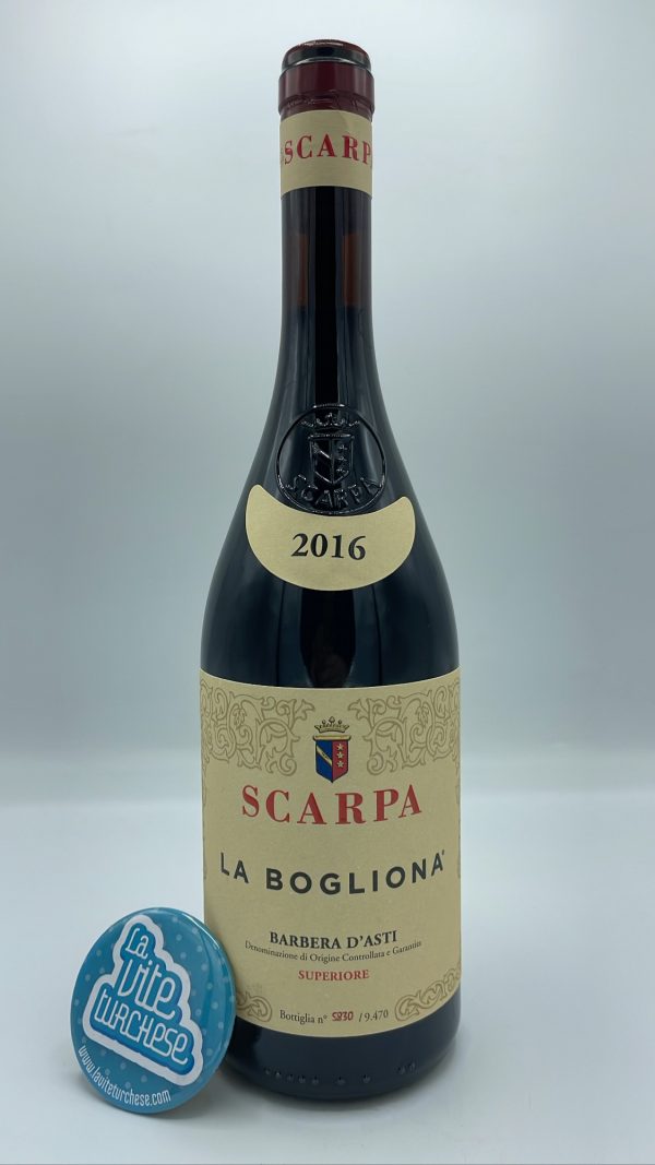 Scarpa – Barbera d'Asti La Bogliona prodotto nell'omonima vigna situata a Nizza Monferrato, affinato per 3 anni in grandi botti.
