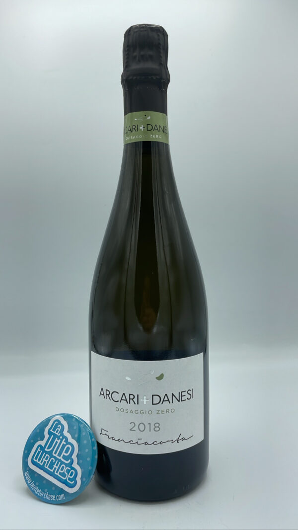 Arcari e Danesi – Franciacorta Dosaggio Zero prodotto con il metodo Solouva, con uva Chardonnay e Pinot Bianco, 30 mesi sui lieviti.