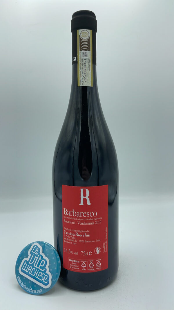 Cascina Roccalini – Barbaresco Roccalini – 2019 - back Cascina Roccalini - Barbaresco Roccalini produced in the vineyard of the same name located in Barbaresco, vinified in concrete tanks and aged in barrels for 18 months.