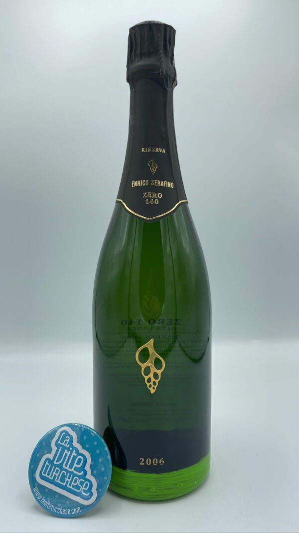 Enrico Serafino - Alta Langa Zero 140 Riserva prodotto con 85% Pinot Nero e 15% Chardonnay, invecchiato per 140 mesi sui lieviti.