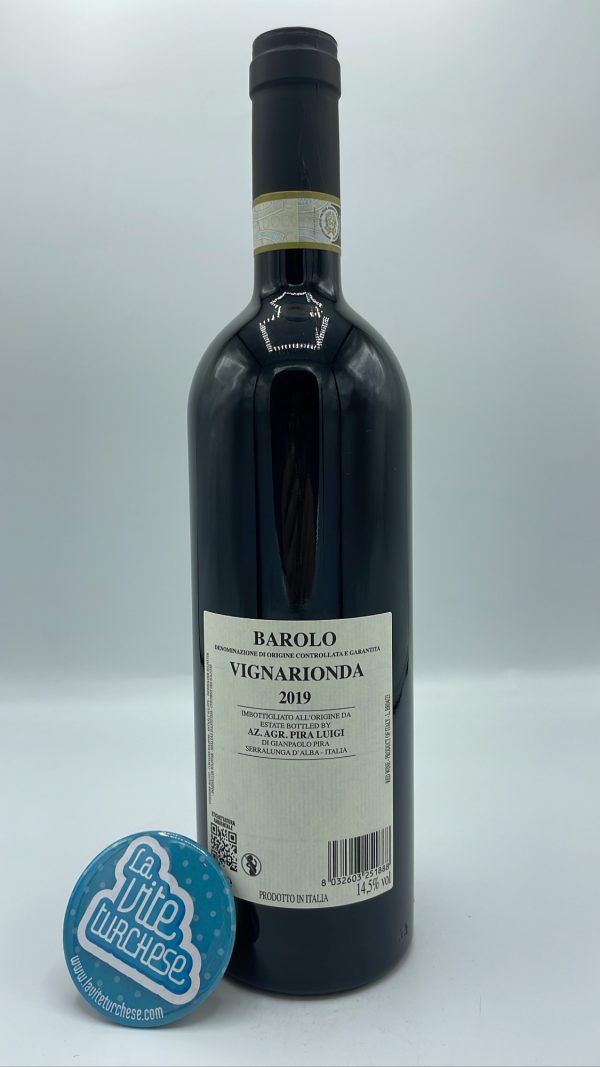 Luigi Pira – Barolo Vignarionda – 2019 - back Barolo Vignarionda comes from the vineyard of the same name located in the commune of Serralunga, which has always been considered one of the best ever. The soil in this parcel is rich in blue marl and rock, very hard soils, enough to give the nebbiolos unparalleled structure and tannins. The Vignarionda has absurd aging potential..Barolo even if already aged always seems young. Pira owns only one hectare of this vineyard, and produces 4,000 bottles. The wine does the 'aging of 24 months in barriques and large barrels and 2 years in the bottle. It is a fine wine, majestic, powerful.