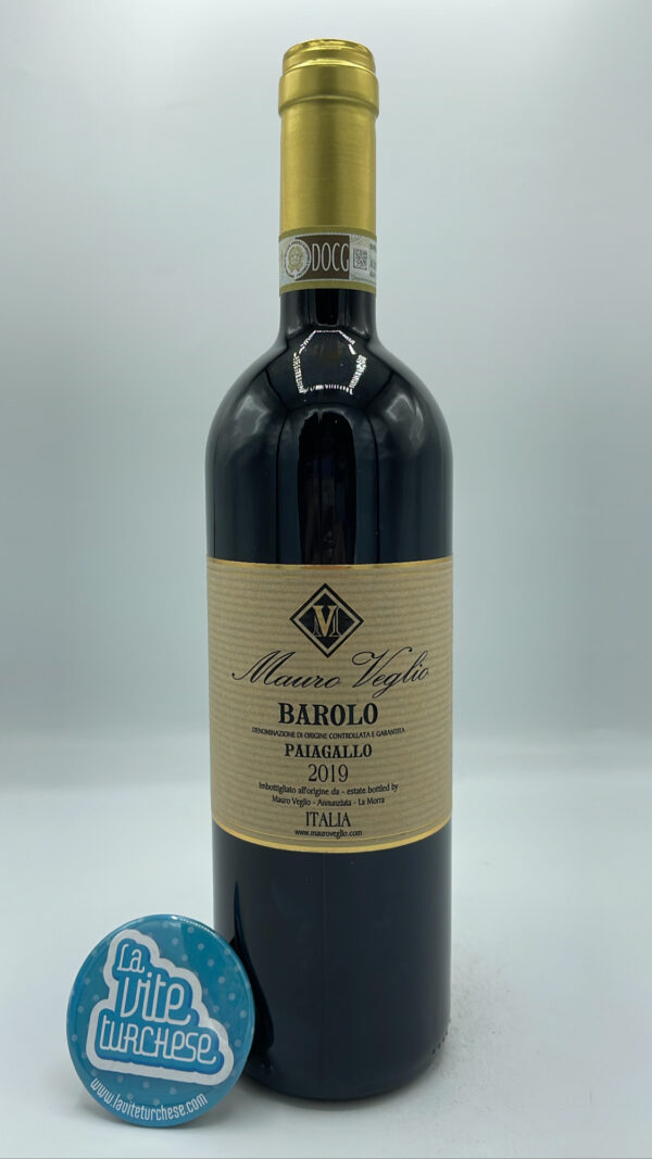 Mauro Veglio – Barolo Paiagallo prodotto nell'omonima vigna situata a Barolo con piante di 40 anni, invecchiato per 24 mesi in botti da 30 hl.