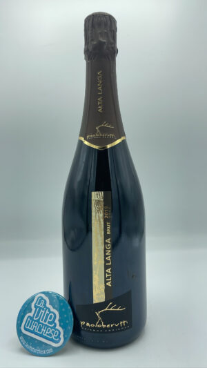 Paolo Berutti - Alta Langa Brut produit uniquement avec du Pinot Nero à Santo Stefano Belbo, vieilli pendant 36 mois sur les lies. 6000 bouteilles.