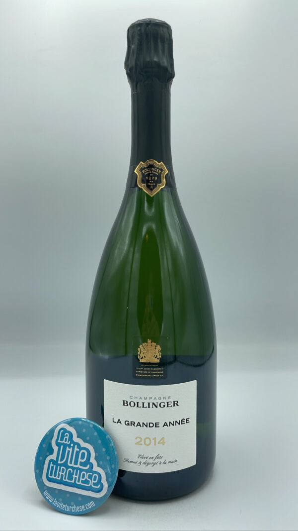 Bollinger - Champagne La Grande Année composto da 19 parcelle Premier e Grand Cru, affinato per almeno 60 mesi sui lieviti.