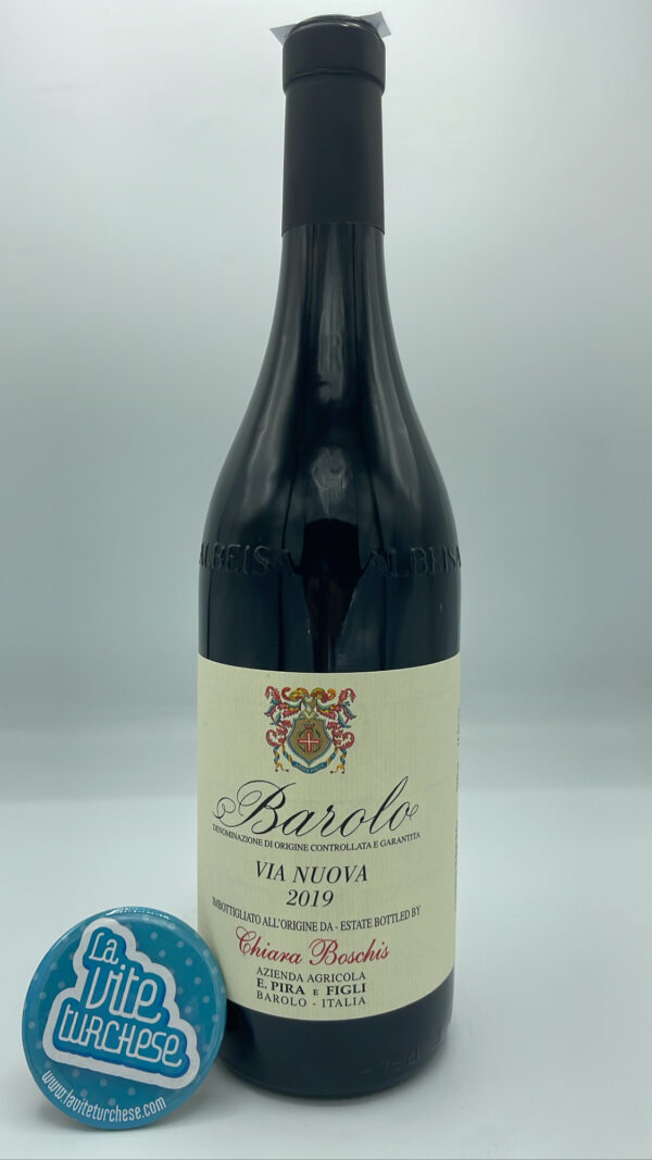 Chiara Boschis – Barolo Via Nuova prodotto con diverse vigne situate tra il comune di Barolo, Monforte e Serralunga. invecchiato per 24 mesi.
