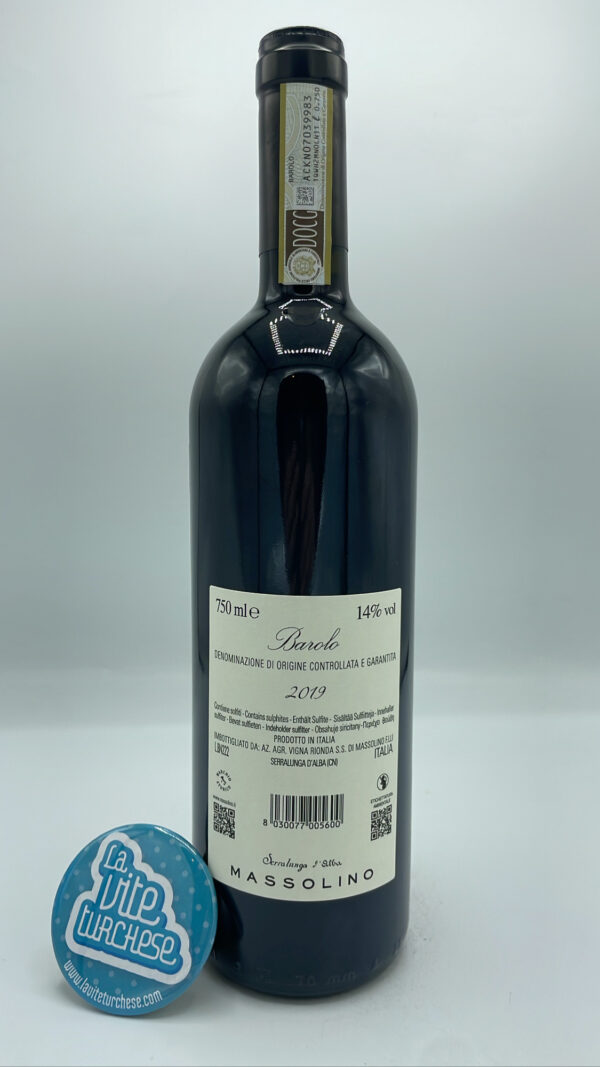Massolino – Barolo DOCG – 2019 - back Massolino – Barolo DOCG prodotto con più vigne di Serralunga d'Alba, invecchiato per 30 mesi in grandi botti di rovere, più in bottiglia.