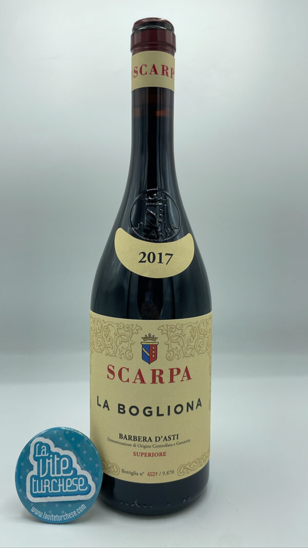 Scarpa – Barbera d'Asti La Bogliona prodotto nell'omonima vigna situata a Nizza Monferrato, considerata una delle barbere migliori al mondo.