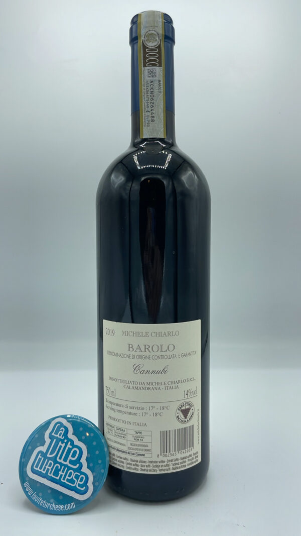 Michele Chiarlo – Barolo Cannubi – 2019 - back Michele Chiarlo – Barolo Cannubi prodotto nell'omonima vigna situata a Barolo, considerata la migliore per tipologia di suoli con piante di 50 anni.