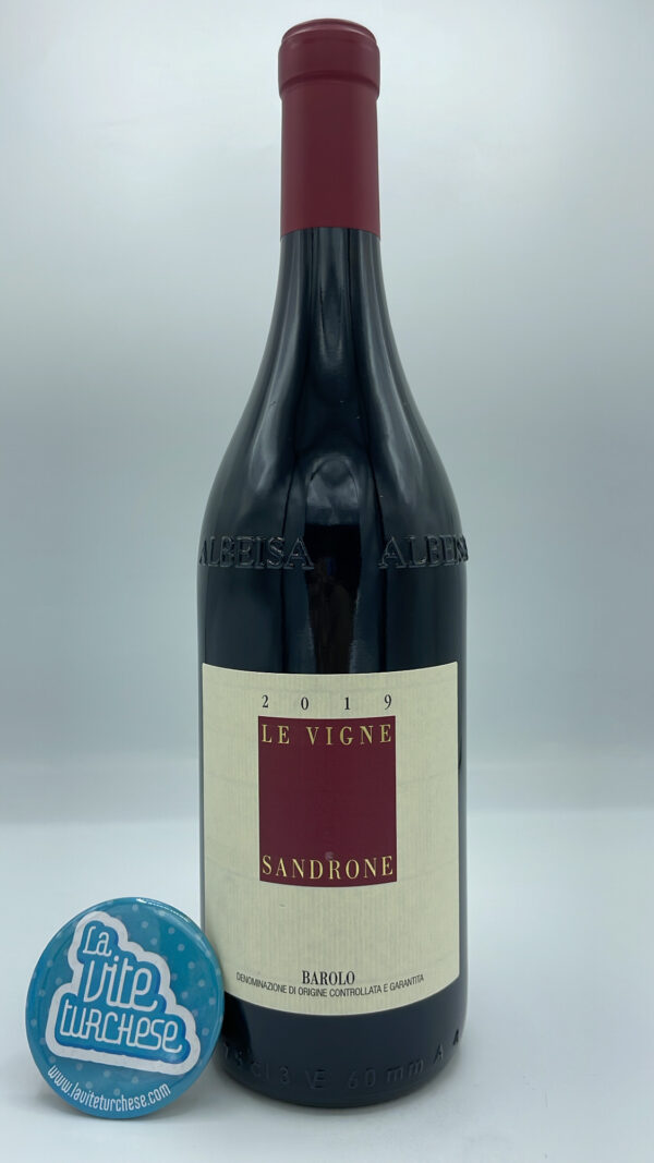 Sandrone – Barolo Le Vigne prodotto con l'assemblaggio di quattro diverse parcelle situate in più comuni della denominazione Barolo.