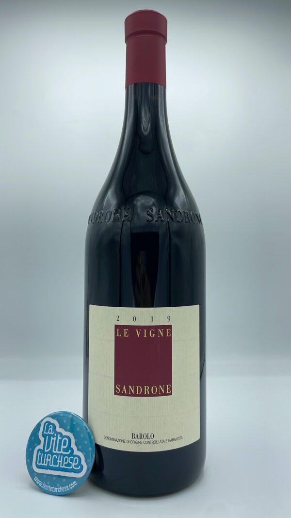 Sandrone – Barolo Le Vigne prodotto con l'assemblaggio di diverse parcelle situate in più comuni della denominazione Barolo.