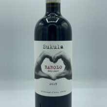 Sukula – Barolo Meriame – 2019 Sukula – Barolo Meriame prodotto nell'omonima vigna a Serralunga, esposta a sud ovest, svolge l'affinamento in tonneaux per 24 mesi.