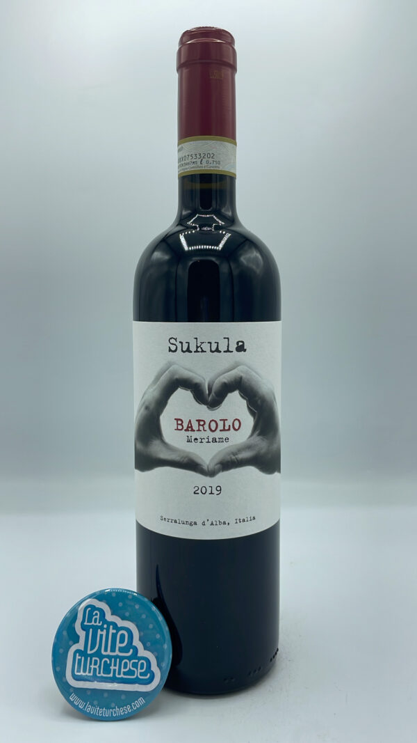Sukula – Barolo Meriame prodotto nell'omonima vigna a Serralunga, esposta a sud ovest, svolge l'affinamento in tonneaux per 24 mesi.
