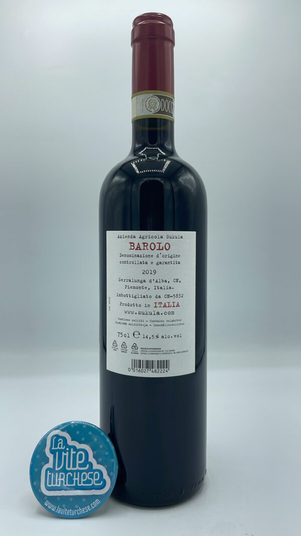 Sukula – Barolo Meriame – 2019 - back Sukula – Barolo Meriame prodotto nell'omonima vigna a Serralunga, esposta a sud ovest, svolge l'affinamento in tonneaux per 24 mesi.