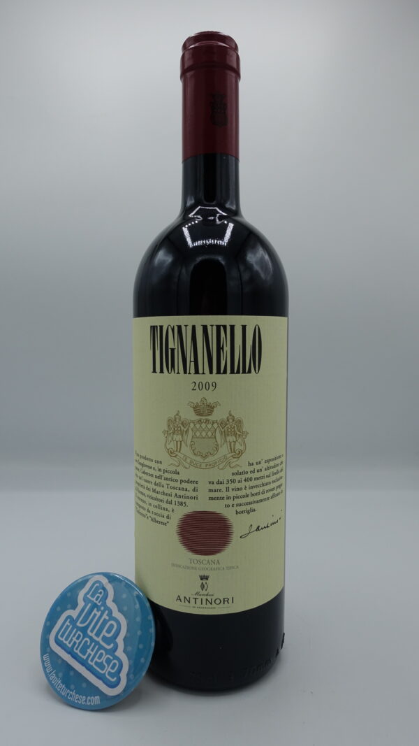 Antinori - Tignanello Toscana Igt one of the first Super Tuscans, produced in the vineyard of the same name with Sangiovese, Cabernet Sauvignon and Franc grapes.
