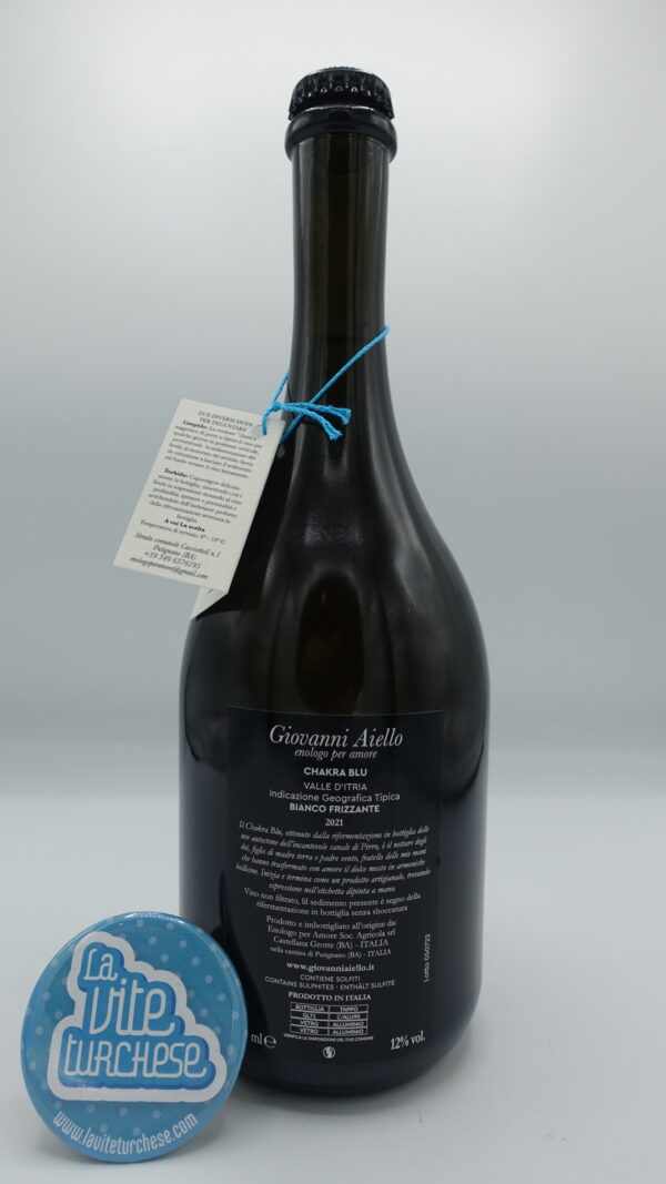 Giovanni Aiello - Chakra Blu Bianco Frizzante produced in Itria Valley in Puglia, with Verdeca, Maruggio and Marchione grapes, bottle-refermented.