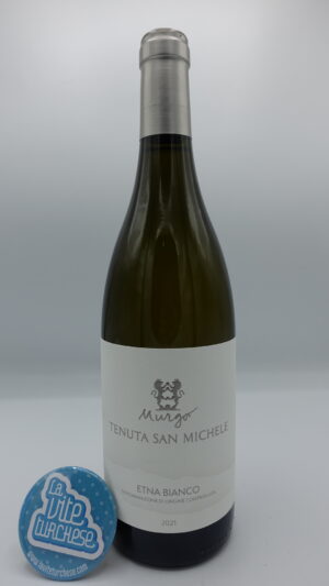 Murgo – Tenuta San Michele Etna Bianco prodotto con uve Carricante e Catarratto nella tenuta San Michele nel versante est dell'Etna.