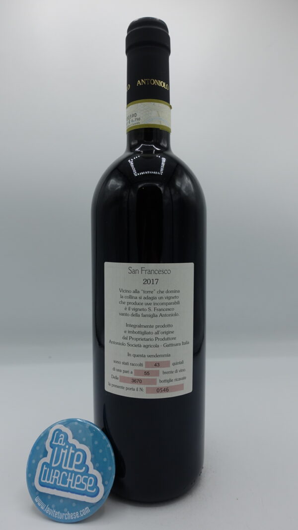 Antoniolo - Gattinara Riserva San Francesco prodotto nell'omonima vigna singola con piante di 40 anni di origine vulcanica, 30 mesi di affinamento in rovere