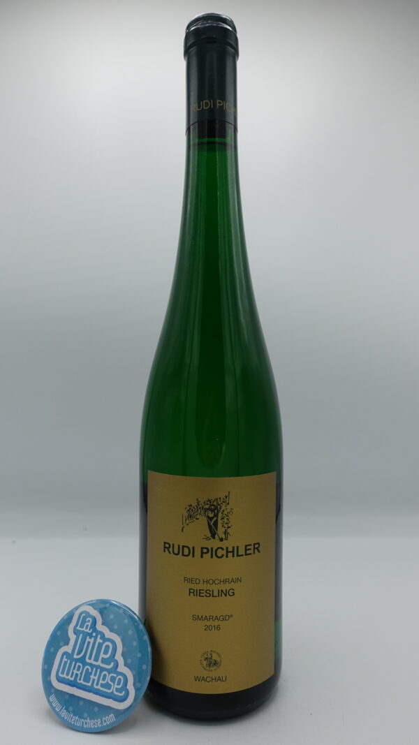 Rudi Pichler - Riesling Ried Hochrain Smarag produced in Wachau in Austria from 40-year-old vines, vinified in steel tanks.