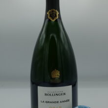 Bollinger - Champagne La Grande Année - 2015 Bollinger - Champagne La Grande Année composto da 19 parcelle Premier e Grand Cru, affinato per 8 anni sui lieviti. Pinot Nero e Chardonnay.