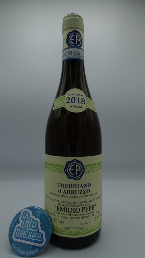 Emidio Pepe - Trebbiano d'Abruzzo produced in organic style with vinification with fine lees in cement tanks and aged in the same containers.