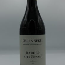Giulia Negri – Barolo Serradenari prodotto nell'omonima vigna situata nella parte più alta di La Morra, invecchiato per 30 mesi in botti grandi.
