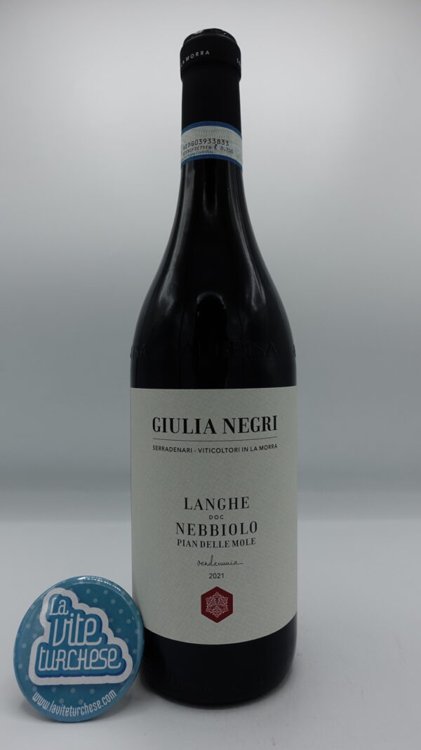 Giulia Negri – Langhe Nebbiolo Pian Delle Mole prodotto in una parte del vigneto Serradenari di La Morra, svolge 18 mesi di invecchiamento.