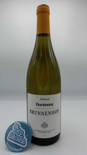 Brunnenhof – Chardonnay Alto Adige vinificato e affinato in botti di legno per 10 mesi, produzione limitata di 2000 bottiglie.